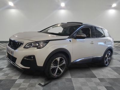 la voiture blanche est garée sur le sol à carreaux d'une pièce