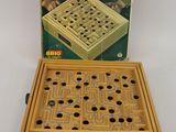 une boîte contenant un jeu en bois, posée sur une table