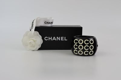 Bracelet manchette Chanel en céramique noire et blanche