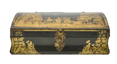 une boîte noire et dorée ornée de motifs dorés