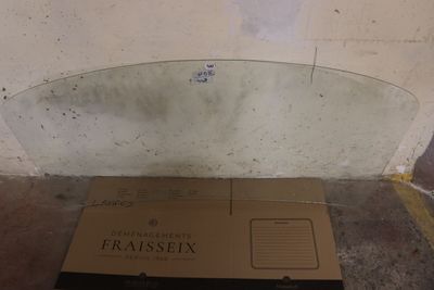 une boîte en carton posée par terre devant un mur
