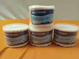 trois boîtes de cure-dents posées sur une table