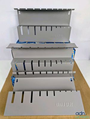 un gros plan sur une pile d'étagères métalliques posées sur un carton