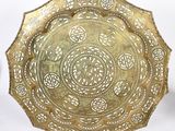 une assiette en or ornée de motifs complexes