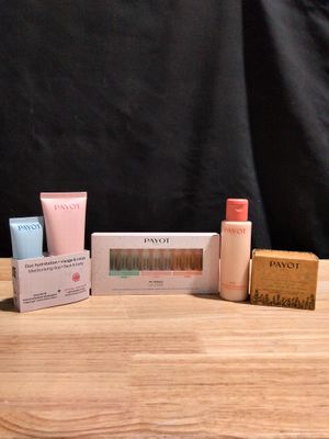 une table en bois sur laquelle sont disposés de nombreux produits de beauté de toutes sortes