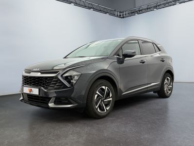 Un SUV gris est garé dans une grande pièce.