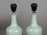 paire de lampes chinoises en forme de vases vert céladon, avec des socles noirs