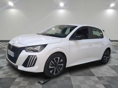 la voiture blanche est garée sur un carrelage à carreaux
