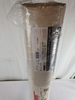un rouleau de film alimentaire emballé dans du plastique, posé sur une table