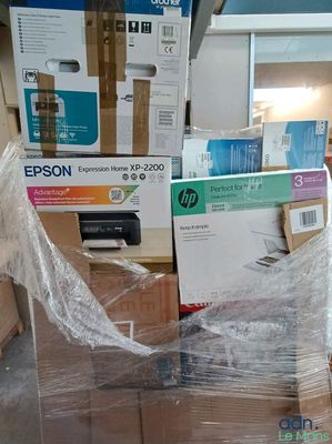 une pile de cartons emballés dans du plastique