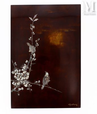 une peinture en noir et blanc représentant des oiseaux posés sur une branche fleurie