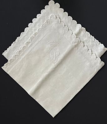 des serviettes ornées de monogrammes brodés sur fond noir