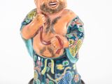 une figurine représentant un homme tenant un bébé dans ses bras