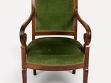 une chaise verte avec une structure en bois et une assise recouverte de velours vert