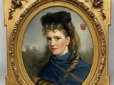 portrait d'une jeune fille vêtue d'un manteau bleu et d'un chapeau noir
