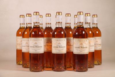 six bouteilles de vin sont alignées sur une surface blanche