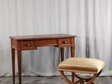 un petit bureau en bois avec un tabouret devant