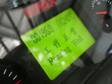 un autocollant vert sur le tableau de bord d'une moto