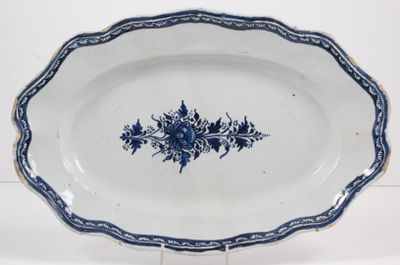 ROUEN, XVIIIe ou XIXe siècle. Plat ovale à bord chantourné, …