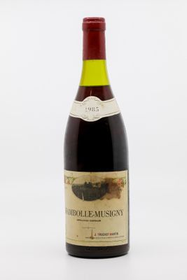la bouteille de vin est posée sur une surface blanche