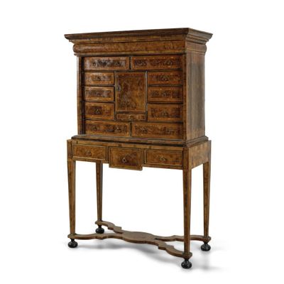 une vieille commode en bois avec des tiroirs, montée sur roulettes