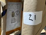 une table sur laquelle sont posés plusieurs sacs et une pancarte indiquant « 21 »