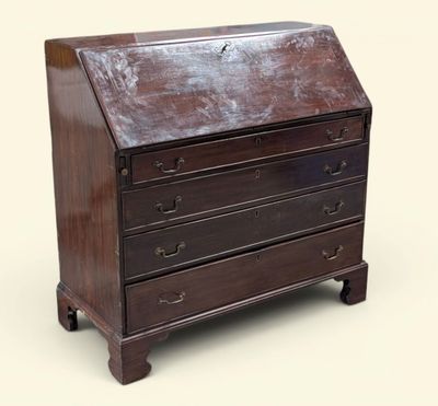 un vieux bureau en bois avec des tiroirs et des tiroirs sur le dessus