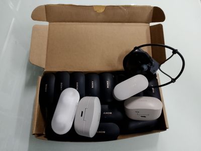 une boîte contenant tout un tas d'appareils électroniques