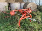 un tracteur rouge assis dans l'herbe