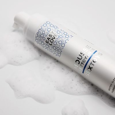 une image représentant un tube de produit capillaire posé sur une surface blanche