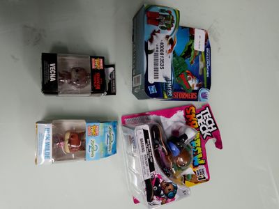 un grand nombre de jouets posés sur une table