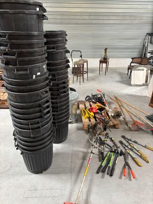 39 POUBELLES en plastique , un rotofil, débroussailleuse the…