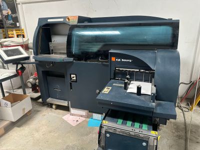 une image d'une machine dans un entrepôt