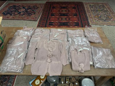 de nombreuses paires de gants posées sur une table dans une pièce