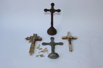 de nombreuses croix posées sur une table