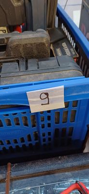 un panier à provisions bleu dans lequel se trouve une voiture rouge