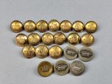 un lot de boutons en or ornés de couronnes