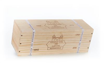 La boîte en bois porte une étiquette et est entourée d'un ruban.