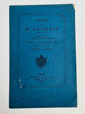 la couverture d'un livre bleu posée sur une surface blanche
