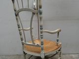 une chaise en bois avec une assise en bois posée sur un sol en béton