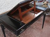 un piano posé sur une table dans une pièce