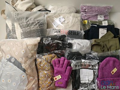Lot de 18 vêtements/accessoires de diverses tailles et marqu…