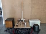 un salon avec une table basse et deux tabourets