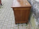 une armoire en bois posée contre un mur de pierre