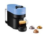 un gros plan d'une cafetière avec une tasse de café à côté