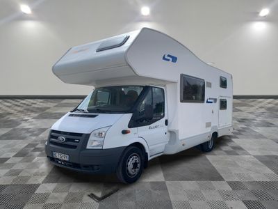 une photo d'un camping-car blanc garé dans une pièce