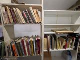 une étagère avec de nombreux livres dans une pièce