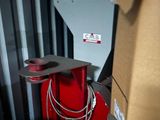 une borne d'incendie rouge dans un carton, à côté d'un autre carton