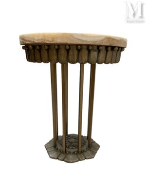 une image représentant une table en bois avec quatre pieds et un plateau en bois