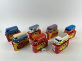 six types différents de bus miniatures alignés les uns à côté des autres